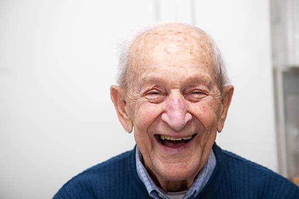 старший взрослые мужчины смеяться портрет; он — 90 лет - men senior adult human face smiling стоковые фото и изображения