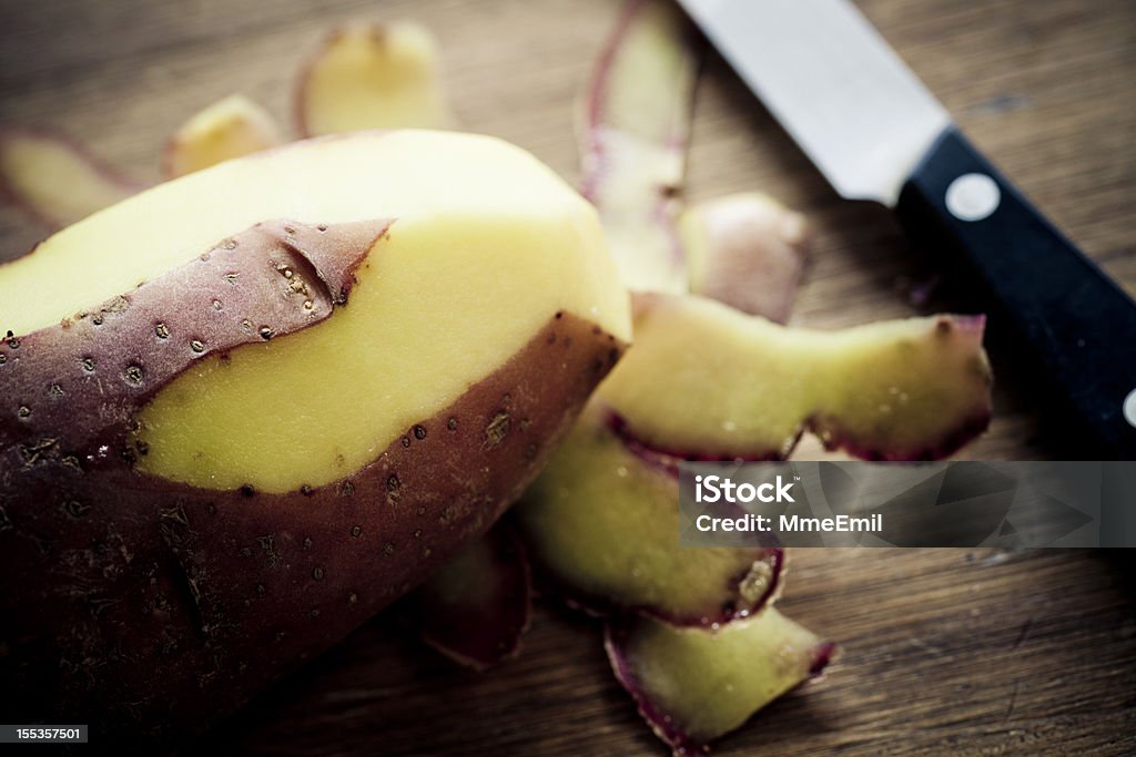 Sbucciare di patate - Foto stock royalty-free di Buccia