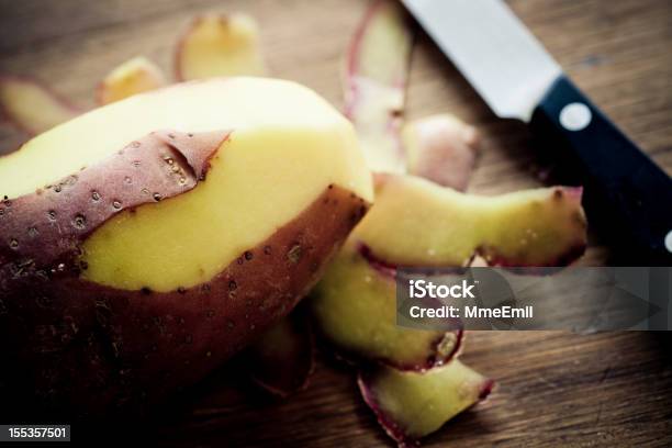 Sbucciare Di Patate - Fotografie stock e altre immagini di Buccia - Buccia, Cibo, Coltello da cucina