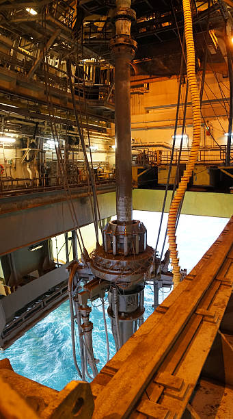 нефтяная �платформа на платформе вертикальных труба с видом на море - oil rig oil industry sea riser стоковые фото и изображения