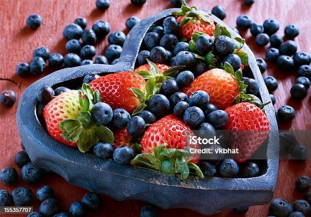 Photo libre de droit de Fruits Rouges banque d'images et plus d'images libres de droit de Bol et saladier - Bol et saladier, Coeur - Symbole d'une idée, Fraise