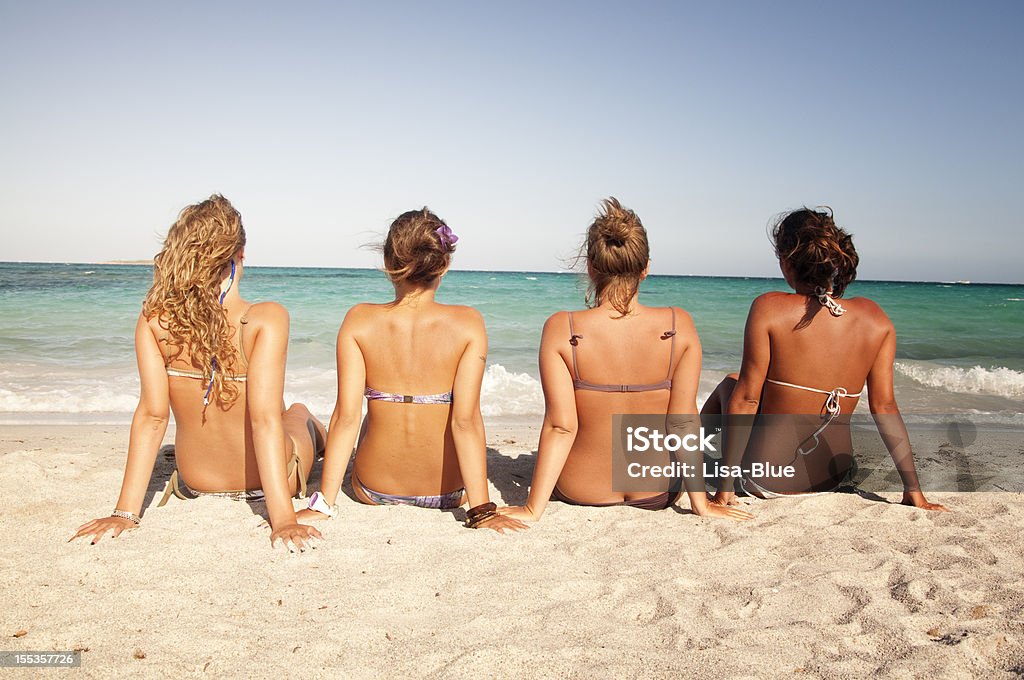 Gruppo di giovani donne in spiaggia - Foto stock royalty-free di Abbronzarsi