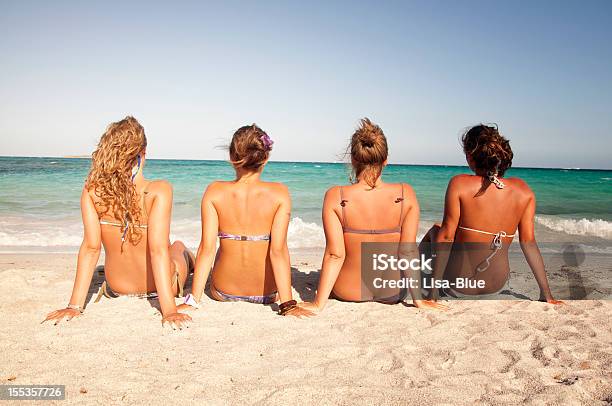 Gruppo Di Giovani Donne In Spiaggia - Fotografie stock e altre immagini di Abbronzarsi - Abbronzarsi, Abbronzatura, Adolescente