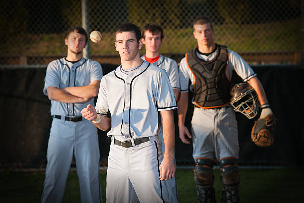 baseball-spieler auf feld - baseballmannschaft stock-fotos und bilder