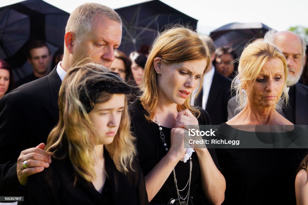 Famille à des funérailles - Photo de Funérailles libre de droits