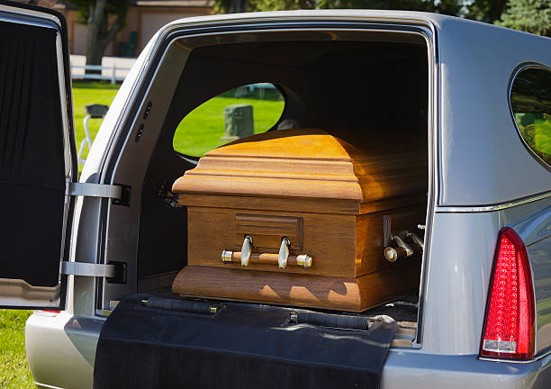 casket auf einen leichenwagen - sarg stock-fotos und bilder