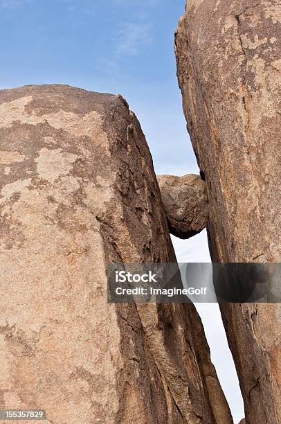 Boulder Presentato In Cliff - Fotografie stock e altre immagini di Intrappolato - Intrappolato, Roccia, Ambientazione esterna