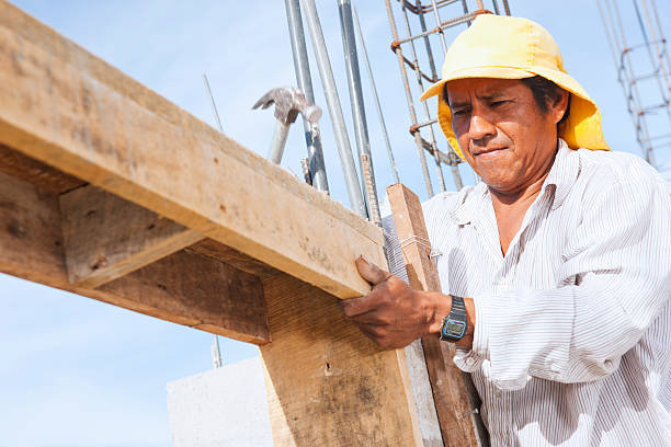 latina sitio de construcción con los trabajadores - trabajador emigrante fotografías e imágenes de stock