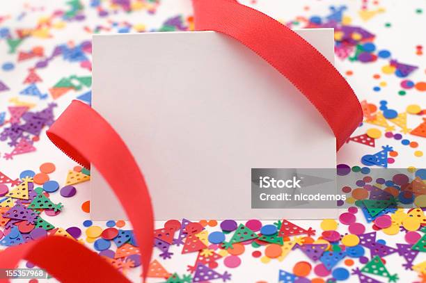 Party Zaproszenie Z Czerwona Wstążka I Confetti - zdjęcia stockowe i więcej obrazów Kartka urodzinowa - Kartka urodzinowa, Confetti, Wstążka