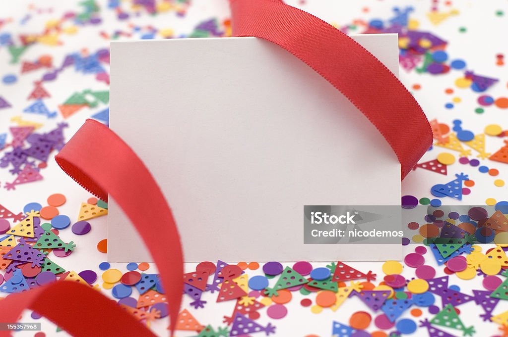 Convite de festa com fita vermelha e dos Confetti. - Royalty-free Postal de Parabéns Foto de stock