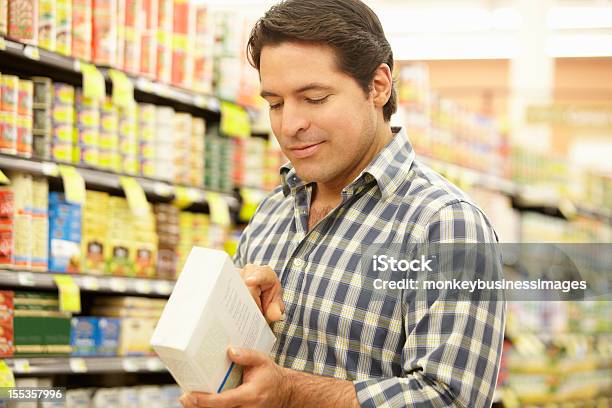 Mann Im Supermarkt Einkaufen Stockfoto und mehr Bilder von Etikettieren - Etikettieren, Ware, Einkaufen