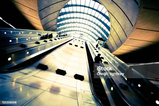 Estación De Metro Canary Wharf En Londres Foto de stock y más banco de imágenes de Aire libre - Aire libre, Arquitectura, Arquitectura exterior