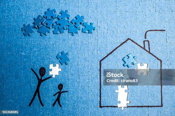 Puzzle Haus Mit Stilisierten Personen Stockfoto und mehr Bilder von Aussuchen - Aussuchen, Außenaufnahme von Gebäuden, Baugewerbe