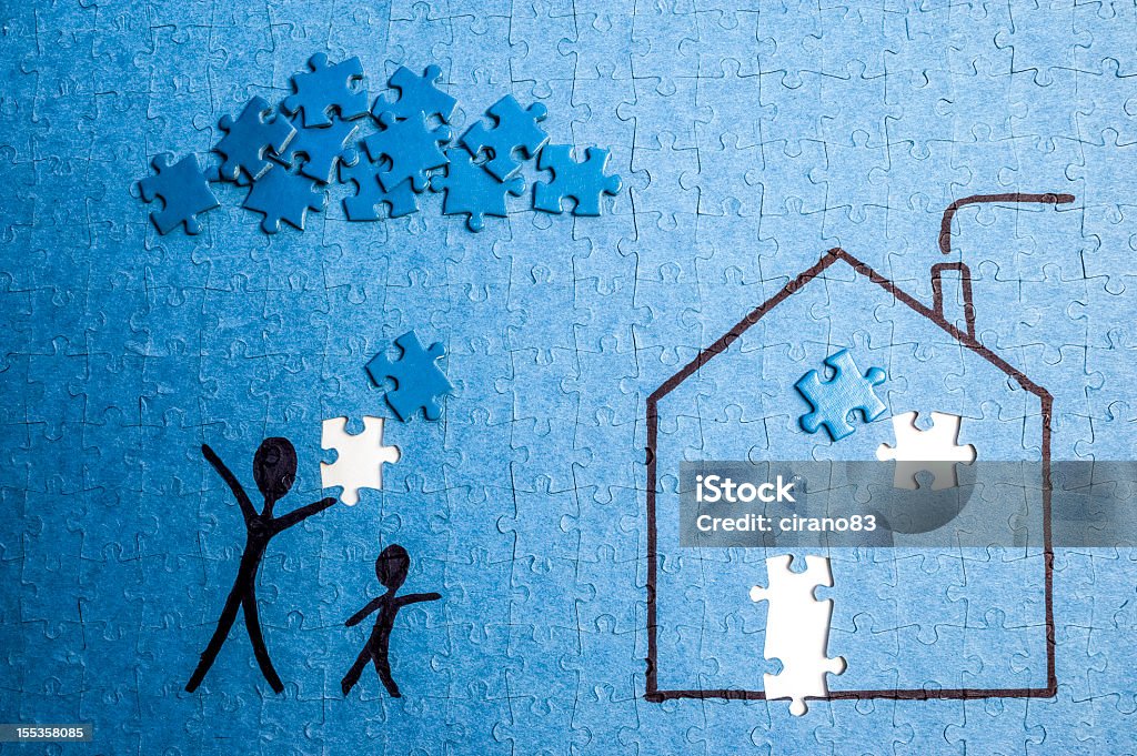 Puzzle casa com estilizada pessoas - Foto de stock de Azul royalty-free