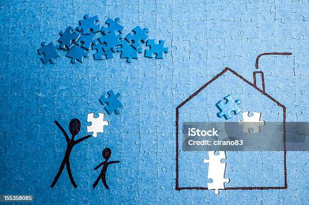 Foto de Puzzle Casa Com Estilizada Pessoas e mais fotos de stock de Azul - Azul, Casa, Conceitos e temas