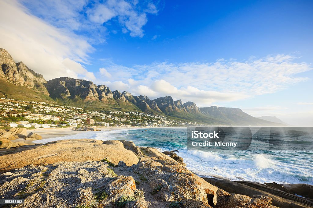 Plage de Camps Bay Table Mountain à Cape Town, Afrique du Sud - Photo de Afrique libre de droits