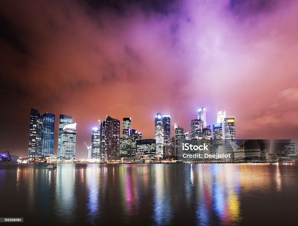 Singapur Skyline und Marina Bay bei Nacht - Lizenzfrei Abenddämmerung Stock-Foto