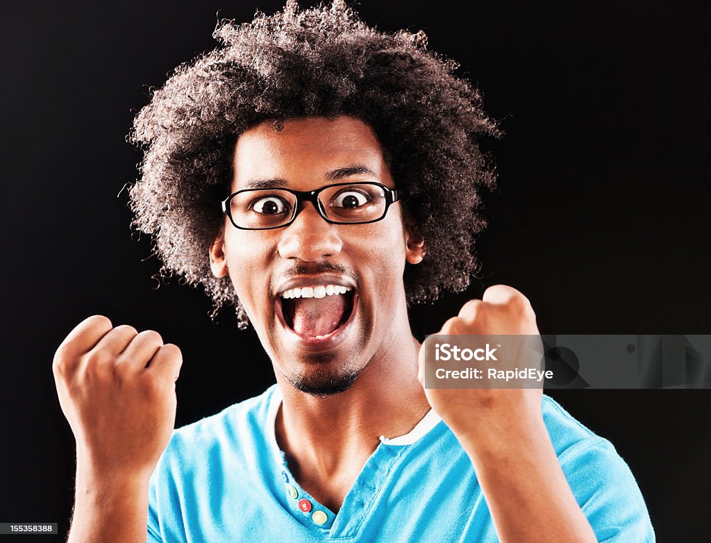 Triomphant zany jeune homme vagues gleefully poings - Photo de Crier libre de droits