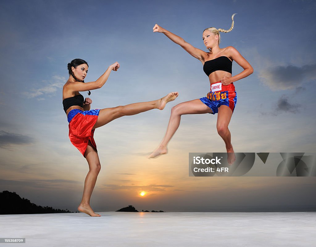 Incontro di boxe Muay Thai boxe all'alba (XXXL - Foto stock royalty-free di 20-24 anni
