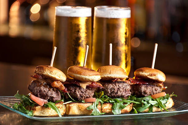 mini hambúrgueres e cerveja - beer hamburger american culture beef imagens e fotografias de stock