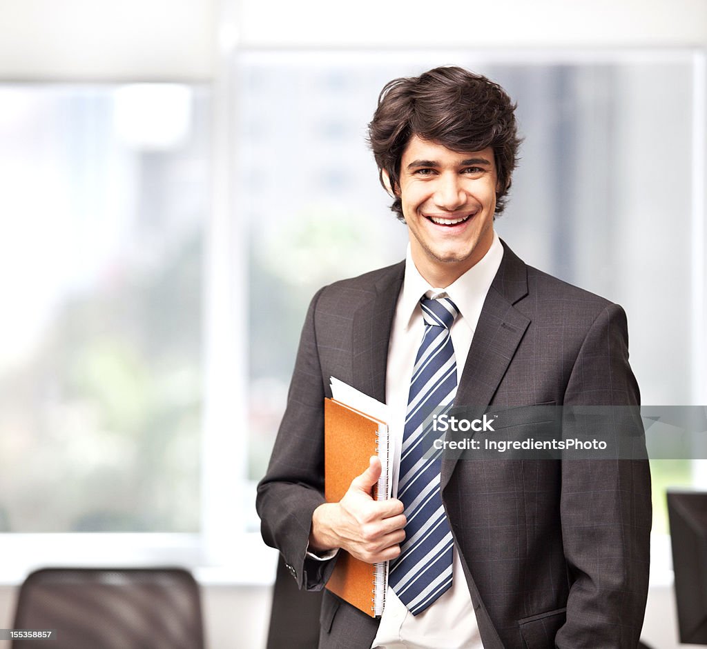 Fröhlich und junge Geschäftsmann am Arbeitsplatz im Büro. - Lizenzfrei Anzug Stock-Foto