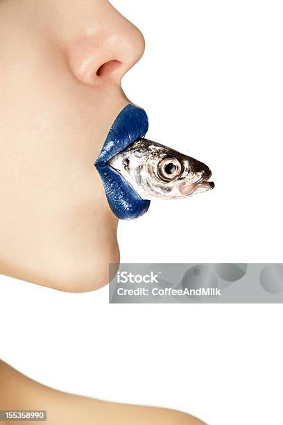 Schöne Frau Holding Fisch Im Maul Stockfoto und mehr Bilder von Fisch - Fisch, Lippen, Attraktive Frau