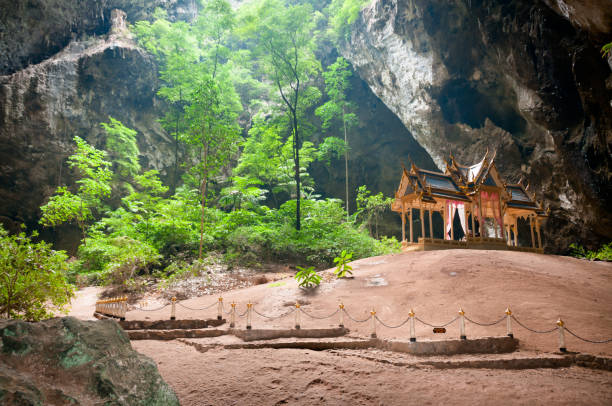 kuha karuhas pavillon em phraya de cave, tailândia - phraya nakhon cave imagens e fotografias de stock