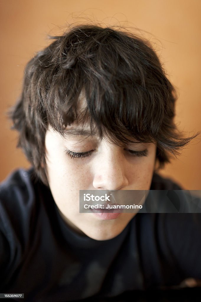 Jovem rapaz olhando para baixo - Foto de stock de 12-13 Anos royalty-free