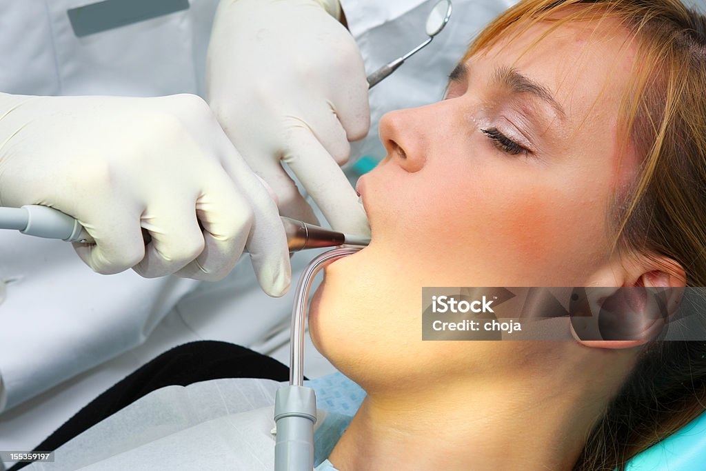 Bellissima giovane donna presso il dentista - Foto stock royalty-free di Adulto