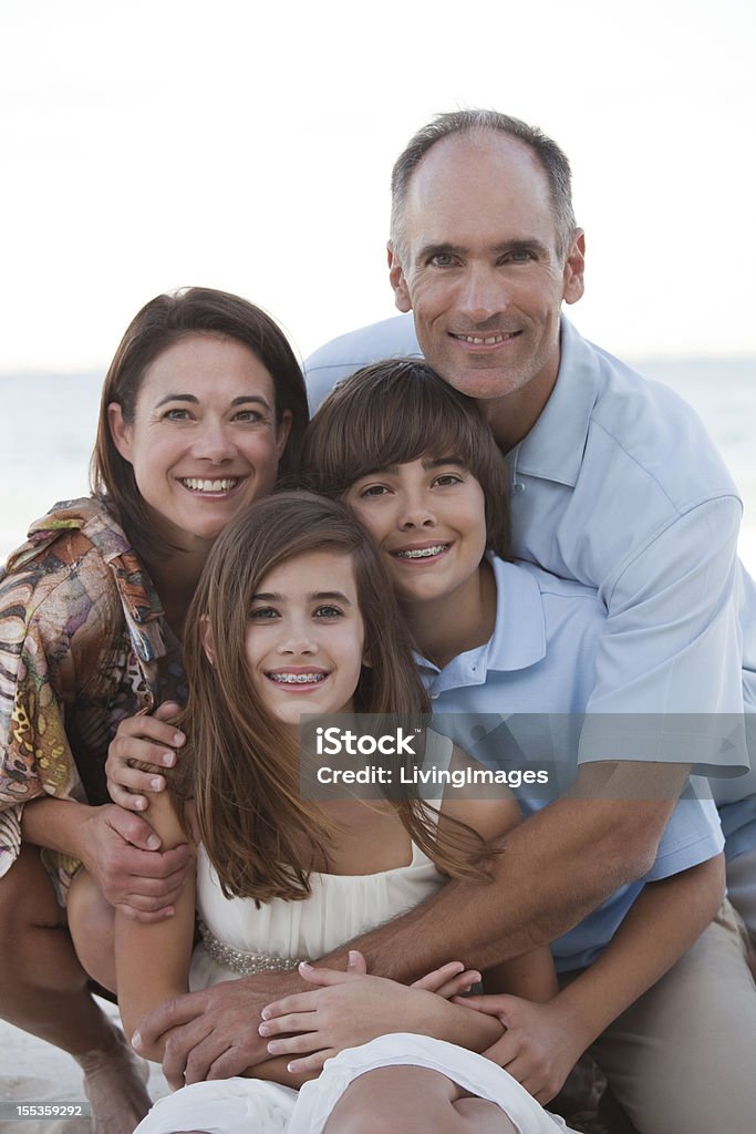 Famiglia sulla spiaggia - Foto stock royalty-free di Adolescente
