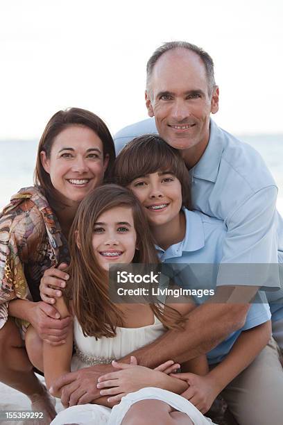 Famiglia Sulla Spiaggia - Fotografie stock e altre immagini di Adolescente - Adolescente, Adolescenza, Famiglia con due figli