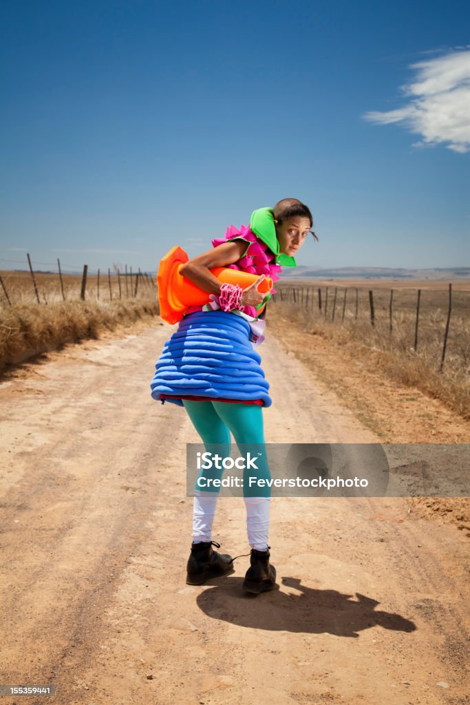 Modella sul terreno strada con traffico coni Sotto braccio - Foto stock royalty-free di Adulto