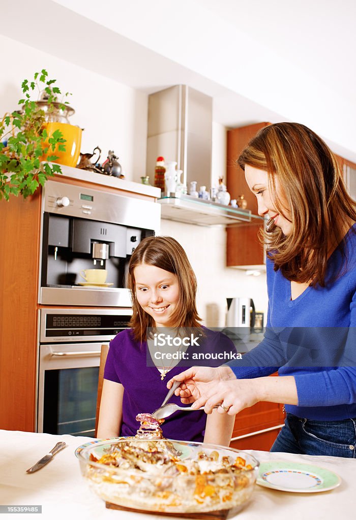 Mutter serviert Abendessen zu ihrer Tochter in der Küche - Lizenzfrei Europäischer Abstammung Stock-Foto