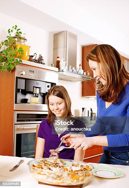 Matka Służąc Obiad Dla Jej Córka W Kuchni - zdjęcia stockowe i więcej obrazów Lunch - Lunch, Nastolatek, Przygotowanie