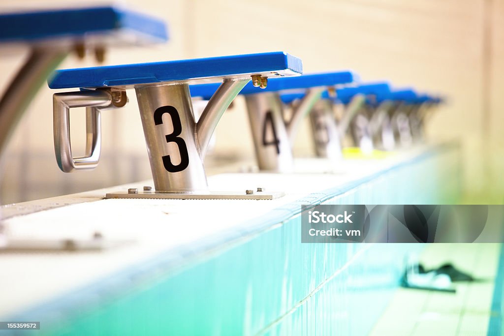 Nuoto blocchi di partenza - Foto stock royalty-free di Blocco di partenza per piscina