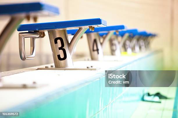 Nuoto Blocchi Di Partenza - Fotografie stock e altre immagini di Blocco di partenza per piscina - Blocco di partenza per piscina, Piscina, Acqua