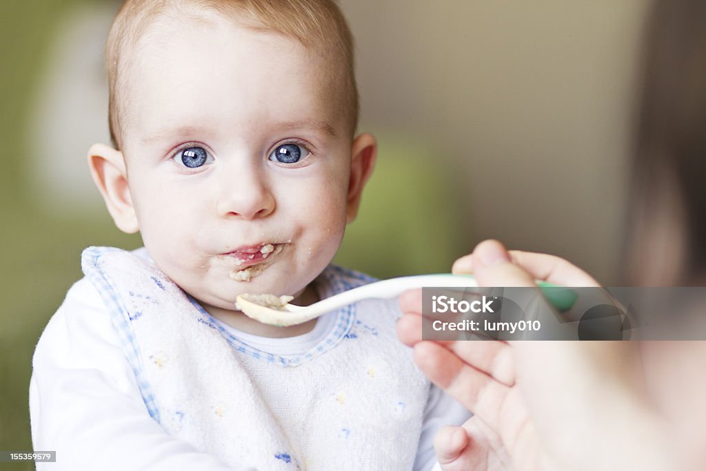 Linda bebé comer - Foto de stock de Bebé libre de derechos