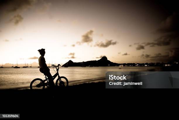 Panoramica Di Sera - Fotografie stock e altre immagini di Bambino - Bambino, Bicicletta, Notte