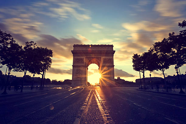 sunset-blick auf den arc de triomphe, paris, frankreich - paris france arc de triomphe france french culture stock-fotos und bilder