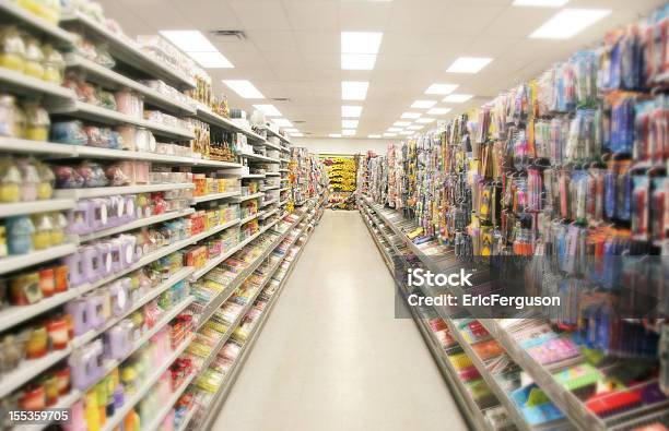 Almacenar Los Estantes Foto de stock y más banco de imágenes de Tienda de Todo a 100 - Tienda - Tienda de Todo a 100 - Tienda, Supermercado, Isla