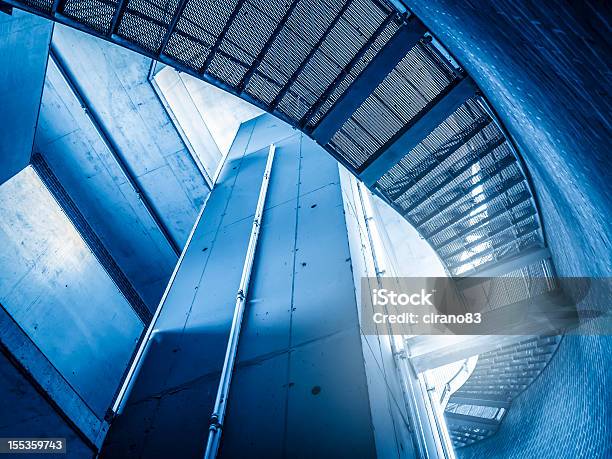Arquitectura Moderna Con Escalera De Acero Foto de stock y más banco de imágenes de Acero - Acero, Alto - Descripción física, Andamio - Herramientas de construcción