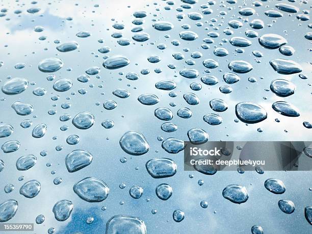 Gotas De Agua En Azul Y Plateado De La Carcasa Foto de stock y más banco de imágenes de Túnel de lavado de coches - Túnel de lavado de coches, Agua, Fondos