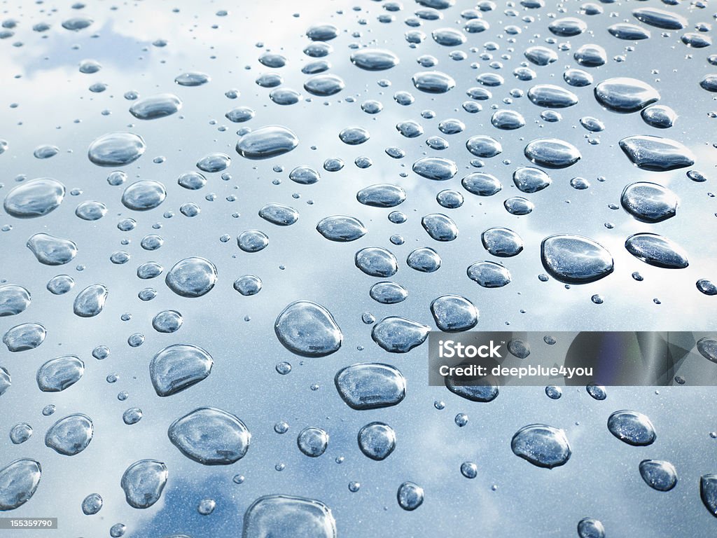 Gouttelettes d'eau sur bleu un effet de la capuche. - Photo de Station de lavage auto libre de droits