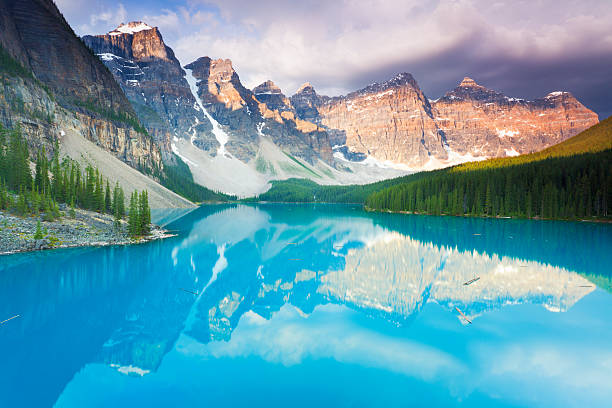 istock Spectacular Moraine Lake 155359931