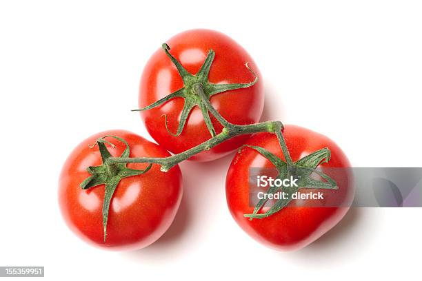 Photo libre de droit de Trois Tomates De Vigne banque d'images et plus d'images libres de droit de Tomate - Tomate, Fond blanc, Légume