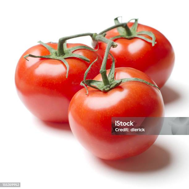 Tres Tomates En Vine Foto de stock y más banco de imágenes de Tomate - Tomate, Alimento, Color - Tipo de imagen