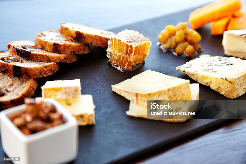 Fancy prato de queijo com pão e mel - Foto de stock de Tábua de queijos royalty-free