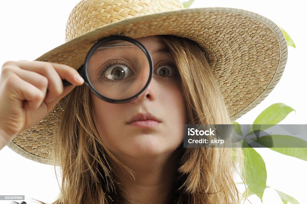 Девушка смотрит через magnifier Captivated - Стоковые фото 10-11 лет роялти-фри