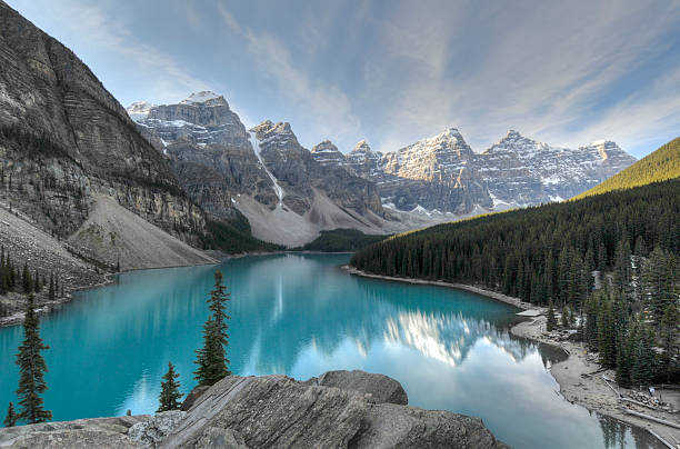 valley of the ten peak, parco nazionale di banff - canadian beach foto e immagini stock