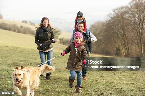 Foto de Família E Cachorro Na País Caminhar No Inverno e mais fotos de stock de Família - Família, Inverno, Cão